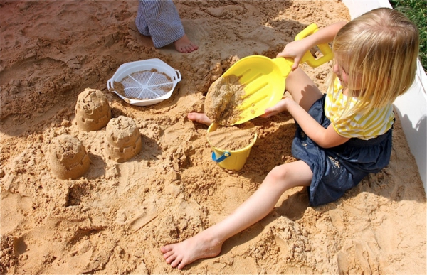 Як зробити яскраву дитячу пісочницю