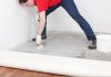 Як і чим приклеїти лінолеум на бетонній підлозі: технологія робіт