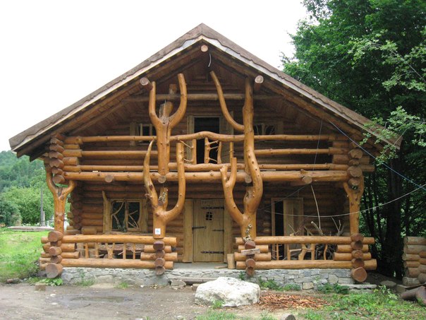 Дом из дикого сруба – специфика материала, преимущества и возведение строения