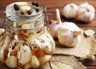 Швидкі й легкі рецепти маринованого часнику на зиму