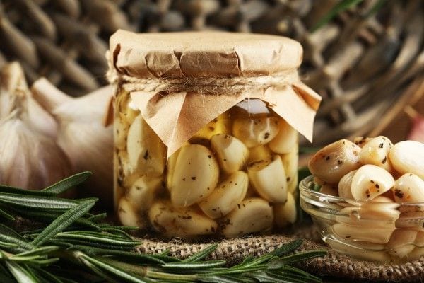 Швидкі й легкі рецепти маринованого часнику на зиму